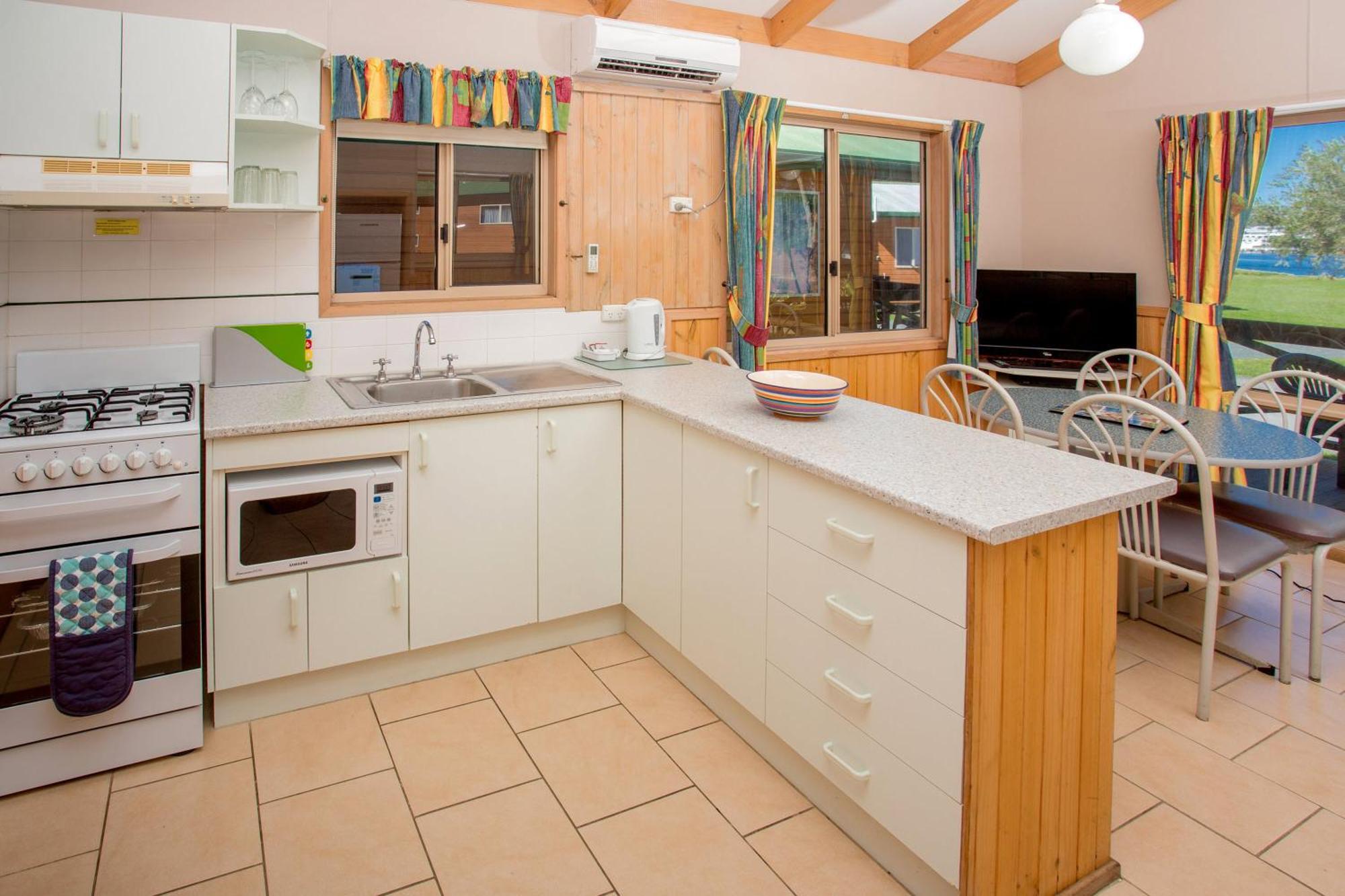 Big4 Batemans Bay At Easts Riverside Holiday Park Room photo